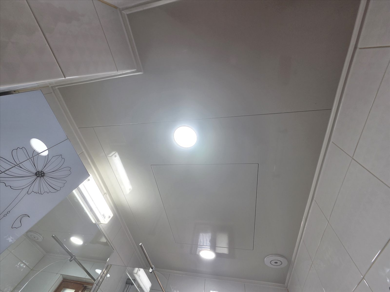 SMC 평판으로 새로 교체하고 조명·점검구·환풍구까지 정비한 아랫집 욕실 천장