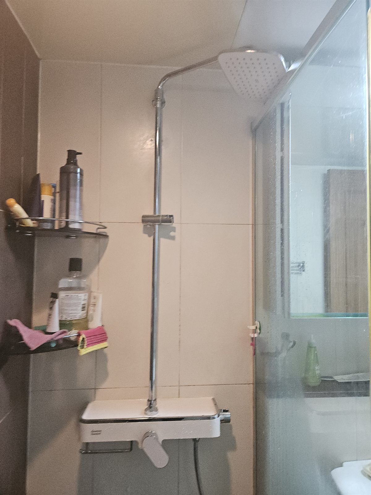 새 샤워 수전 설치를 마친 욕실