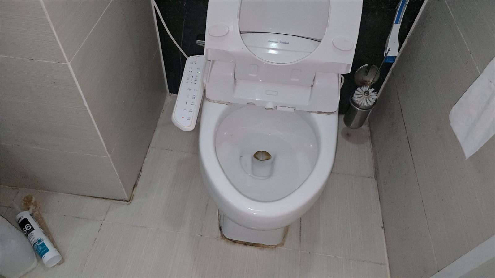 시공 전 욕실. 변기가 설치돼 있고 겉으로는 이상이 보이지 않는다